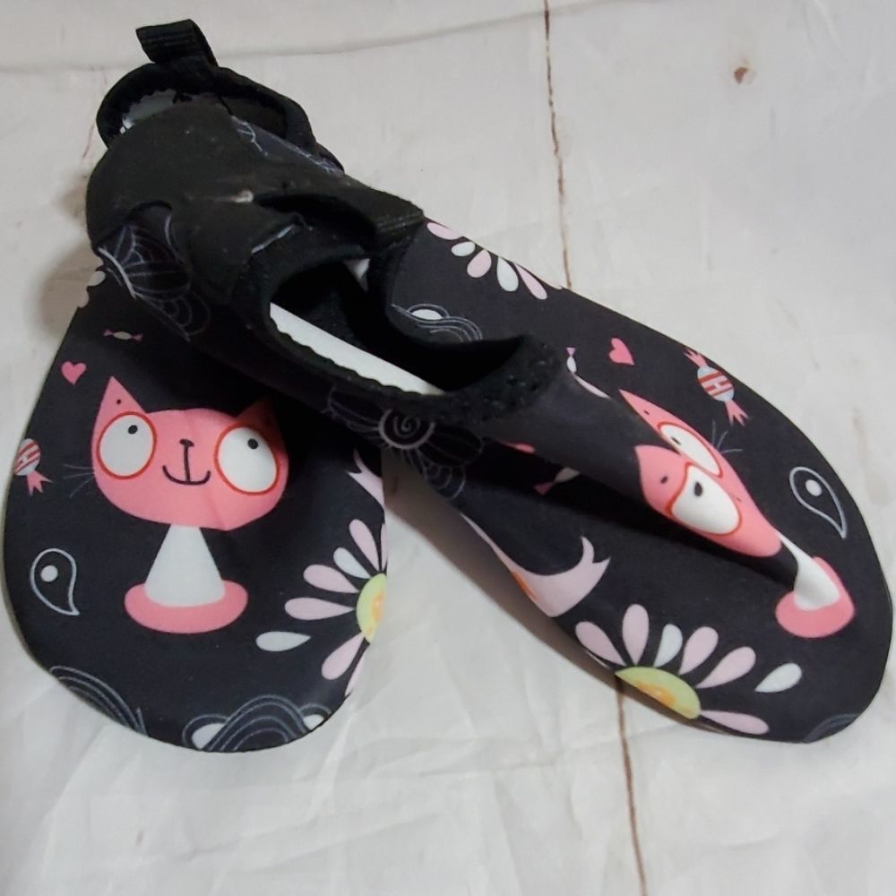 Met Water Shoes Black Pink Cat Flowers Size 28/29
